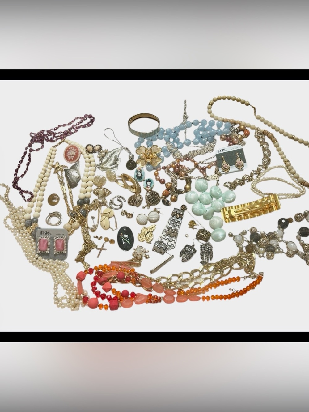 Elegant Vintage Costume Jewelry Timeless Pieces Necklaces Bracelets Brooches Etc - Picture 7 of 11